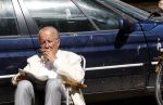 Amsterdam 28 juni 2024
Theo Hiddema zit midden op straat in het zonnetje met een kopje Koffie zijn krantje te lezen