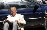 Amsterdam 28 juni 2024
Theo Hiddema zit midden op straat in het zonnetje met een kopje Koffie zijn krantje te lezen