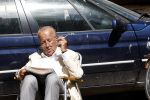 Amsterdam 28 juni 2024
Theo Hiddema zit midden op straat in het zonnetje met een kopje Koffie zijn krantje te lezen