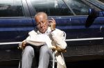 Amsterdam 28 juni 2024
Theo Hiddema zit midden op straat in het zonnetje met een kopje Koffie zijn krantje te lezen