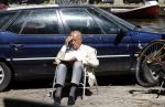 Amsterdam 28 juni 2024
Theo Hiddema zit midden op straat in het zonnetje met een kopje Koffie zijn krantje te lezen