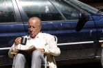 Amsterdam 28 juni 2024
Theo Hiddema zit midden op straat in het zonnetje met een kopje Koffie zijn krantje te lezen