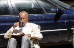 Amsterdam 28 juni 2024
Theo Hiddema zit midden op straat in het zonnetje met een kopje Koffie zijn krantje te lezen
