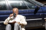 Amsterdam 28 juni 2024
Theo Hiddema zit midden op straat in het zonnetje met een kopje Koffie zijn krantje te lezen