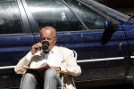 Amsterdam 28 juni 2024
Theo Hiddema zit midden op straat in het zonnetje met een kopje Koffie zijn krantje te lezen