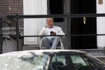 Amsterdam 28 juni 2024
Theo Hiddema zit midden op straat in het zonnetje met een kopje Koffie zijn krantje te lezen