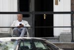 Amsterdam 28 juni 2024
Theo Hiddema zit midden op straat in het zonnetje met een kopje Koffie zijn krantje te lezen
