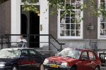 Amsterdam 28 juni 2024
Theo Hiddema zit midden op straat in het zonnetje met een kopje Koffie zijn krantje te lezen