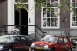 Amsterdam 28 juni 2024
Theo Hiddema zit midden op straat in het zonnetje met een kopje Koffie zijn krantje te lezen