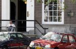 Amsterdam 28 juni 2024
Theo Hiddema zit midden op straat in het zonnetje met een kopje Koffie zijn krantje te lezen