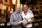 Noordwijk 25 juni 2024
Boek presentatie Timon Moll geschreven door Jan Dijkgraaf over de Familie Meiland . De presentatie was in de winkel van Montana Meiland en ook Martien Meiland en Erica Meiland waren aanwezig.