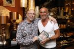 Noordwijk 25 juni 2024
Boek presentatie Timon Moll geschreven door Jan Dijkgraaf over de Familie Meiland . De presentatie was in de winkel van Montana Meiland en ook Martien Meiland en Erica Meiland waren aanwezig.