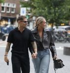 Amsterdam 26 juni 2025
Andre Hazes hand in hand met zijn nieuwe vriendin Noa Braaf op de beethovenstraat.