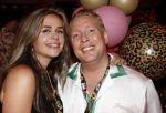 Amsterdam 1 juni 2025
Rene Froger krijgt na de laatste toppers in concert een koninklijke onderscheiding in de Johan Cruyff arena . De hele familike van Rene en Natasja is aanwezig . Natacha Danny Froger ( met vrouw) Didier Froger(met vriendin) en Maxim Froger (met vriendin) Ook Gerard Joling Jeroen v d Boom en Jan Smit waren natuurlijk aanwezig. Billy Dans met vriendin