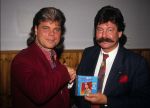 30 Oktober 1992
Ad v d Hurk (Andy de Witt) bij uitreiking van zijn CD samen met Chiel Montagne
Foto Peter Smulders Bv