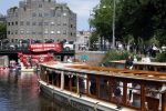 Amsterdam 19 juni 2025
Extinction Rebellion is een internationale, activistische beweging die zich verzet tegen klimaatverandering en het verlies van biodiversiteit. Ze hebben met boten twee bruggen op de grachten geblokkeerd . Meerdere rondvaartboten konden er niet door . Op die boten zaten oa Michael v Gerwen Won Yip irene v d Laar Martijn Koolhoven David Bijlsma en Carolien ter Linden