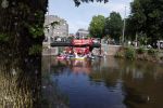 Amsterdam 19 juni 2025
Extinction Rebellion is een internationale, activistische beweging die zich verzet tegen klimaatverandering en het verlies van biodiversiteit. Ze hebben met boten twee bruggen op de grachten geblokkeerd . Meerdere rondvaartboten konden er niet door . Op die boten zaten oa Michael v Gerwen Won Yip irene v d Laar Martijn Koolhoven David Bijlsma en Carolien ter Linden