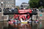 Amsterdam 19 juni 2025
Extinction Rebellion is een internationale, activistische beweging die zich verzet tegen klimaatverandering en het verlies van biodiversiteit. Ze hebben met boten twee bruggen op de grachten geblokkeerd . Meerdere rondvaartboten konden er niet door . Op die boten zaten oa Michael v Gerwen Won Yip irene v d Laar Martijn Koolhoven David Bijlsma en Carolien ter Linden