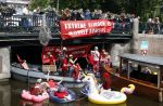 Amsterdam 19 juni 2025
Extinction Rebellion is een internationale, activistische beweging die zich verzet tegen klimaatverandering en het verlies van biodiversiteit. Ze hebben met boten twee bruggen op de grachten geblokkeerd . Meerdere rondvaartboten konden er niet door . Op die boten zaten oa Michael v Gerwen Won Yip irene v d Laar Martijn Koolhoven David Bijlsma en Carolien ter Linden