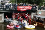 Amsterdam 19 juni 2025
Extinction Rebellion is een internationale, activistische beweging die zich verzet tegen klimaatverandering en het verlies van biodiversiteit. Ze hebben met boten twee bruggen op de grachten geblokkeerd . Meerdere rondvaartboten konden er niet door . Op die boten zaten oa Michael v Gerwen Won Yip irene v d Laar Martijn Koolhoven David Bijlsma en Carolien ter Linden