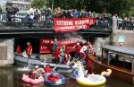 Amsterdam 19 juni 2025
Extinction Rebellion is een internationale, activistische beweging die zich verzet tegen klimaatverandering en het verlies van biodiversiteit. Ze hebben met boten twee bruggen op de grachten geblokkeerd . Meerdere rondvaartboten konden er niet door . Op die boten zaten oa Michael v Gerwen Won Yip irene v d Laar Martijn Koolhoven David Bijlsma en Carolien ter Linden