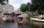 Amsterdam 19 juni 2025
Extinction Rebellion is een internationale, activistische beweging die zich verzet tegen klimaatverandering en het verlies van biodiversiteit. Ze hebben met boten twee bruggen op de grachten geblokkeerd . Meerdere rondvaartboten konden er niet door . Op die boten zaten oa Michael v Gerwen Won Yip irene v d Laar Martijn Koolhoven David Bijlsma en Carolien ter Linden