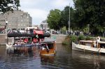 Amsterdam 19 juni 2025
Extinction Rebellion is een internationale, activistische beweging die zich verzet tegen klimaatverandering en het verlies van biodiversiteit. Ze hebben met boten twee bruggen op de grachten geblokkeerd . Meerdere rondvaartboten konden er niet door . Op die boten zaten oa Michael v Gerwen Won Yip irene v d Laar Martijn Koolhoven David Bijlsma en Carolien ter Linden