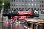 Amsterdam 19 juni 2025
Extinction Rebellion is een internationale, activistische beweging die zich verzet tegen klimaatverandering en het verlies van biodiversiteit. Ze hebben met boten twee bruggen op de grachten geblokkeerd . Meerdere rondvaartboten konden er niet door . Op die boten zaten oa Michael v Gerwen Won Yip irene v d Laar Martijn Koolhoven David Bijlsma en Carolien ter Linden