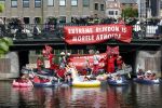 Amsterdam 19 juni 2025
Extinction Rebellion is een internationale, activistische beweging die zich verzet tegen klimaatverandering en het verlies van biodiversiteit. Ze hebben met boten twee bruggen op de grachten geblokkeerd . Meerdere rondvaartboten konden er niet door . Op die boten zaten oa Michael v Gerwen Won Yip irene v d Laar Martijn Koolhoven David Bijlsma en Carolien ter Linden