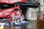 Amsterdam 19 juni 2025
Extinction Rebellion is een internationale, activistische beweging die zich verzet tegen klimaatverandering en het verlies van biodiversiteit. Ze hebben met boten twee bruggen op de grachten geblokkeerd . Meerdere rondvaartboten konden er niet door . Op die boten zaten oa Michael v Gerwen Won Yip irene v d Laar Martijn Koolhoven David Bijlsma en Carolien ter Linden