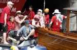 Amsterdam 19 juni 2025
Extinction Rebellion is een internationale, activistische beweging die zich verzet tegen klimaatverandering en het verlies van biodiversiteit. Ze hebben met boten twee bruggen op de grachten geblokkeerd . Meerdere rondvaartboten konden er niet door . Op die boten zaten oa Michael v Gerwen Won Yip irene v d Laar Martijn Koolhoven David Bijlsma en Carolien ter Linden