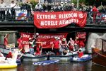 Amsterdam 19 juni 2025
Extinction Rebellion is een internationale, activistische beweging die zich verzet tegen klimaatverandering en het verlies van biodiversiteit. Ze hebben met boten twee bruggen op de grachten geblokkeerd . Meerdere rondvaartboten konden er niet door . Op die boten zaten oa Michael v Gerwen Won Yip irene v d Laar Martijn Koolhoven David Bijlsma en Carolien ter Linden
