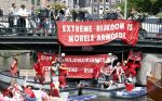 Amsterdam 19 juni 2025
Extinction Rebellion is een internationale, activistische beweging die zich verzet tegen klimaatverandering en het verlies van biodiversiteit. Ze hebben met boten twee bruggen op de grachten geblokkeerd . Meerdere rondvaartboten konden er niet door . Op die boten zaten oa Michael v Gerwen Won Yip irene v d Laar Martijn Koolhoven David Bijlsma en Carolien ter Linden