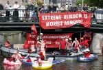 Amsterdam 19 juni 2025
Extinction Rebellion is een internationale, activistische beweging die zich verzet tegen klimaatverandering en het verlies van biodiversiteit. Ze hebben met boten twee bruggen op de grachten geblokkeerd . Meerdere rondvaartboten konden er niet door . Op die boten zaten oa Michael v Gerwen Won Yip irene v d Laar Martijn Koolhoven David Bijlsma en Carolien ter Linden