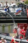 Amsterdam 19 juni 2025
Extinction Rebellion is een internationale, activistische beweging die zich verzet tegen klimaatverandering en het verlies van biodiversiteit. Ze hebben met boten twee bruggen op de grachten geblokkeerd . Meerdere rondvaartboten konden er niet door . Op die boten zaten oa Michael v Gerwen Won Yip irene v d Laar Martijn Koolhoven David Bijlsma en Carolien ter Linden
