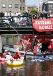 Amsterdam 19 juni 2025
Extinction Rebellion is een internationale, activistische beweging die zich verzet tegen klimaatverandering en het verlies van biodiversiteit. Ze hebben met boten twee bruggen op de grachten geblokkeerd . Meerdere rondvaartboten konden er niet door . Op die boten zaten oa Michael v Gerwen Won Yip irene v d Laar Martijn Koolhoven David Bijlsma en Carolien ter Linden