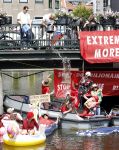 Amsterdam 19 juni 2025
Extinction Rebellion is een internationale, activistische beweging die zich verzet tegen klimaatverandering en het verlies van biodiversiteit. Ze hebben met boten twee bruggen op de grachten geblokkeerd . Meerdere rondvaartboten konden er niet door . Op die boten zaten oa Michael v Gerwen Won Yip irene v d Laar Martijn Koolhoven David Bijlsma en Carolien ter Linden