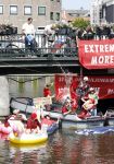Amsterdam 19 juni 2025
Extinction Rebellion is een internationale, activistische beweging die zich verzet tegen klimaatverandering en het verlies van biodiversiteit. Ze hebben met boten twee bruggen op de grachten geblokkeerd . Meerdere rondvaartboten konden er niet door . Op die boten zaten oa Michael v Gerwen Won Yip irene v d Laar Martijn Koolhoven David Bijlsma en Carolien ter Linden