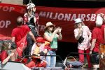 Amsterdam 19 juni 2025
Extinction Rebellion is een internationale, activistische beweging die zich verzet tegen klimaatverandering en het verlies van biodiversiteit. Ze hebben met boten twee bruggen op de grachten geblokkeerd . Meerdere rondvaartboten konden er niet door . Op die boten zaten oa Michael v Gerwen Won Yip irene v d Laar Martijn Koolhoven David Bijlsma en Carolien ter Linden