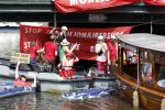 Amsterdam 19 juni 2025
Extinction Rebellion is een internationale, activistische beweging die zich verzet tegen klimaatverandering en het verlies van biodiversiteit. Ze hebben met boten twee bruggen op de grachten geblokkeerd . Meerdere rondvaartboten konden er niet door . Op die boten zaten oa Michael v Gerwen Won Yip irene v d Laar Martijn Koolhoven David Bijlsma en Carolien ter Linden