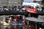 Amsterdam 19 juni 2025
Extinction Rebellion is een internationale, activistische beweging die zich verzet tegen klimaatverandering en het verlies van biodiversiteit. Ze hebben met boten twee bruggen op de grachten geblokkeerd . Meerdere rondvaartboten konden er niet door . Op die boten zaten oa Michael v Gerwen Won Yip irene v d Laar Martijn Koolhoven David Bijlsma en Carolien ter Linden