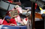 Amsterdam 19 juni 2025
Extinction Rebellion is een internationale, activistische beweging die zich verzet tegen klimaatverandering en het verlies van biodiversiteit. Ze hebben met boten twee bruggen op de grachten geblokkeerd . Meerdere rondvaartboten konden er niet door . Op die boten zaten oa Michael v Gerwen Won Yip irene v d Laar Martijn Koolhoven David Bijlsma en Carolien ter Linden