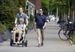 Amsterdam 19 juni 2025
Hansje Boonstra Raatjes met haar begeleiders in amsterdam zuid . Haar man Cor Boonstra is onlangs overleden .