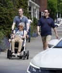 Amsterdam 19 juni 2025
Hansje Boonstra Raatjes met haar begeleiders in amsterdam zuid . Haar man Cor Boonstra is onlangs overleden .