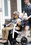 Amsterdam 19 juni 2025
Hansje Boonstra Raatjes met haar begeleiders in amsterdam zuid . Haar man Cor Boonstra is onlangs overleden .