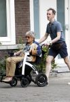 Amsterdam 19 juni 2025
Hansje Boonstra Raatjes met haar begeleiders in amsterdam zuid . Haar man Cor Boonstra is onlangs overleden .