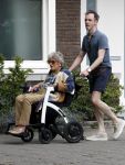 Amsterdam 19 juni 2025
Hansje Boonstra Raatjes met haar begeleiders in amsterdam zuid . Haar man Cor Boonstra is onlangs overleden .