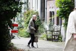 Amsterdam 10 juni 2025
Jeroen Krabbe en Herma Krabbe komen thuis van boodschappen doen . Herma begint meteen een bankje schoon te maken .