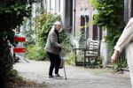 Amsterdam 10 juni 2025
Jeroen Krabbe en Herma Krabbe komen thuis van boodschappen doen . Herma begint meteen een bankje schoon te maken .