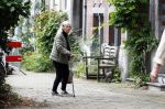 Amsterdam 10 juni 2025
Jeroen Krabbe en Herma Krabbe komen thuis van boodschappen doen . Herma begint meteen een bankje schoon te maken .